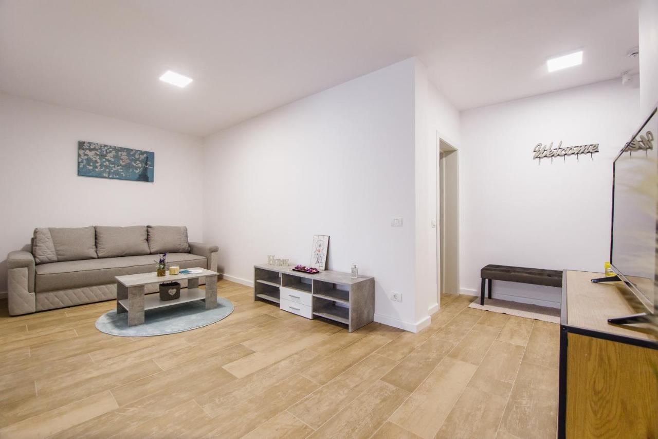 Lovely Home At West Residence Oradea Exterior photo