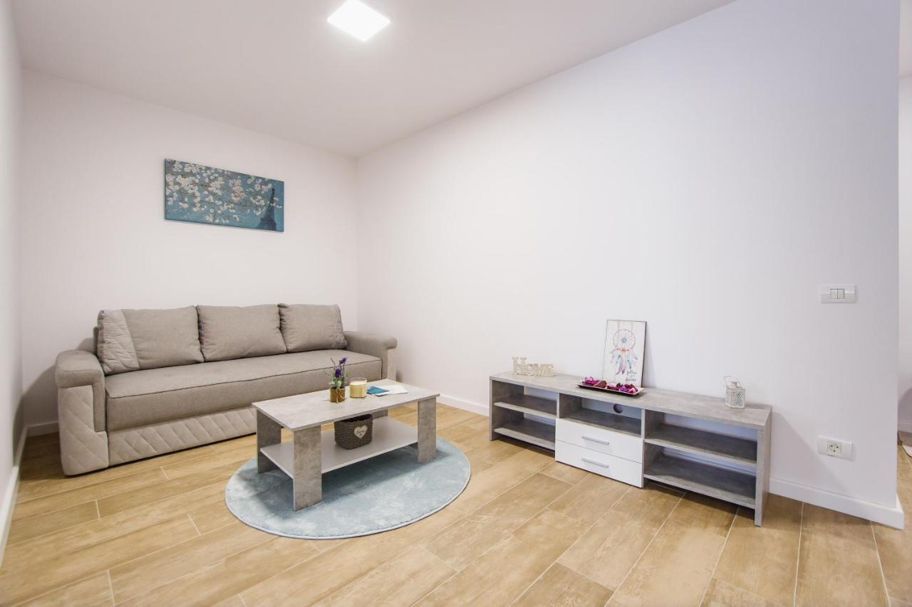 Lovely Home At West Residence Oradea Exterior photo